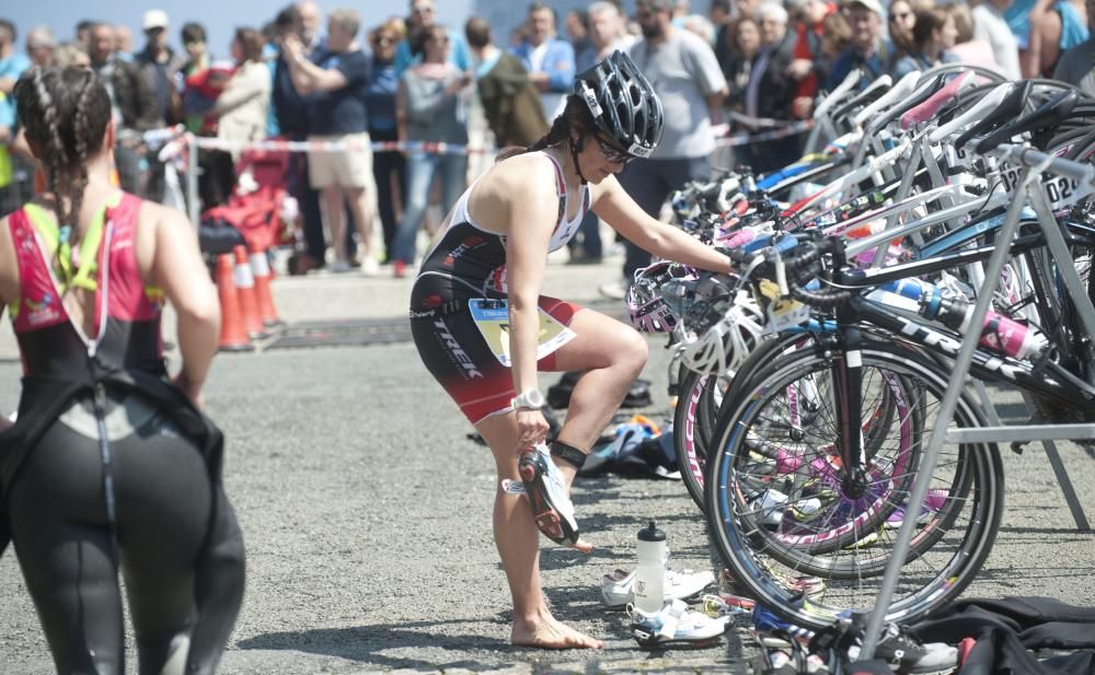 Más de 300 deportistas en el X Triatlón de Riazor