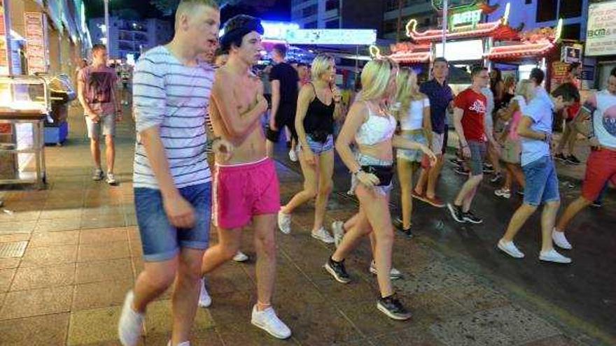 Un grupo de jóvenes en la noche de Punta Ballena (Magaluf), el verano pasado.