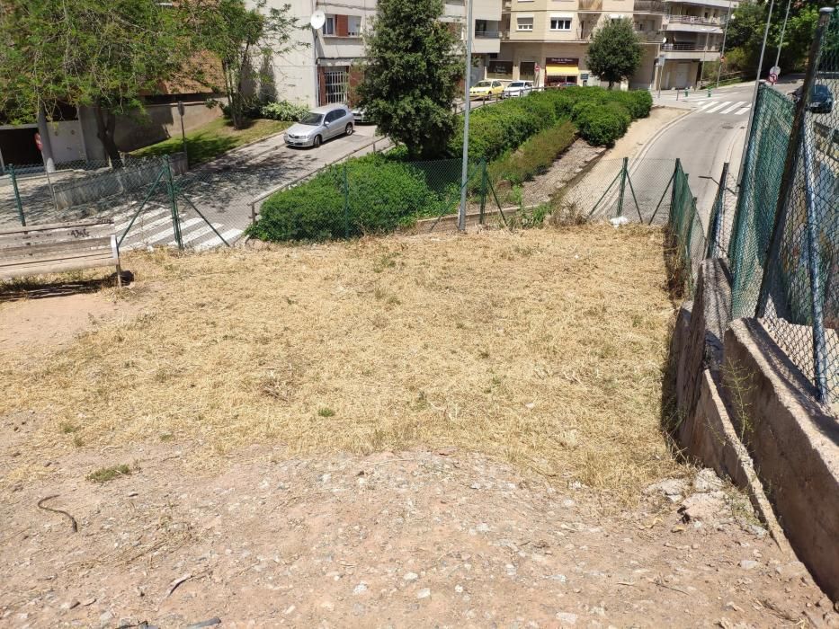 A l'espai del carrer de Cerdanya s’ha reparat recentment part del tancat metàl·lic que toca a la via