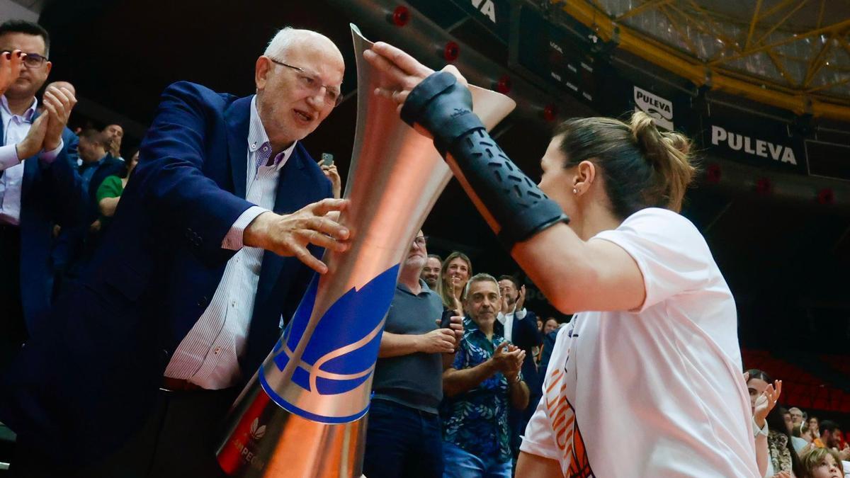 Queralt Casas entrega la Copa a Juan Roig