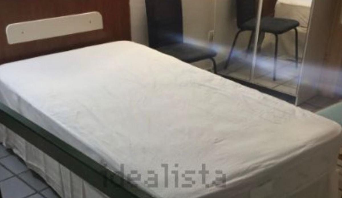 El zulo en alquiler en Las Palmas de Gran Canaria donde hay un retrete en la ducha