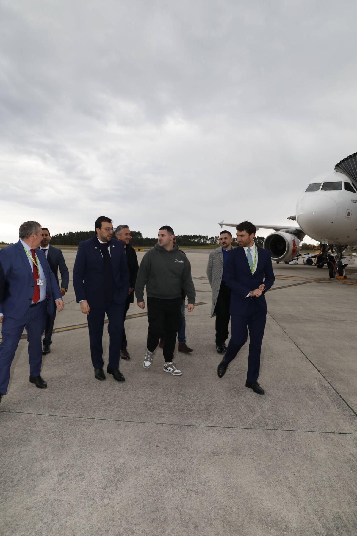 Así fue el recibimiento del pasajero dos millones en el aeropuerto de Asturias.