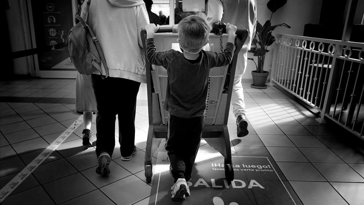 Una familia termina de aprovisionarse en un centro comercial madrileño en territorio no confinado por el gobierno autonómico