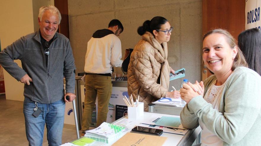 Expositor da Bolsa de Traballo de Carballo na primeira edición da Feira do Emprego celebrada no centro social de Bértoa / concello de carballo