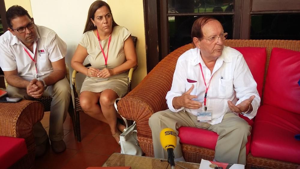 El empresario de Elx Antonio Sanz, su hija Remedios y el delegado de QS Adhesivos en Cuba