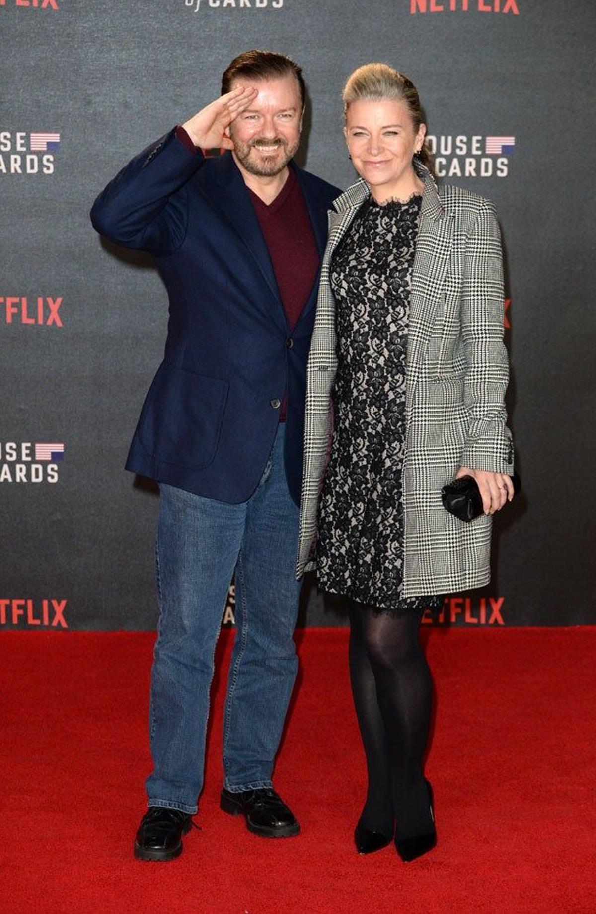 Ricky Gervais y su mujer, Jane en la première de la tercera temporada de 'House of cards' en Londres