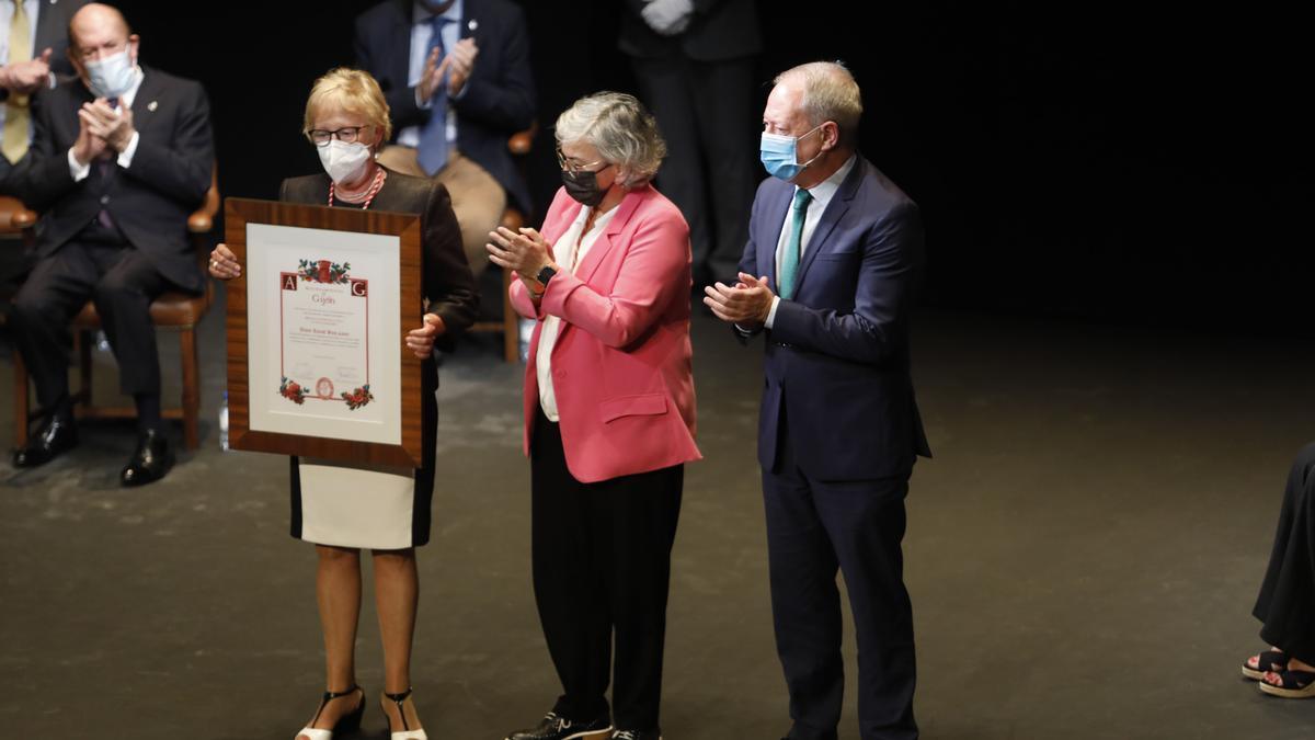 Entrega de honores y distinciones de Gijón en el teatro Jovellanos