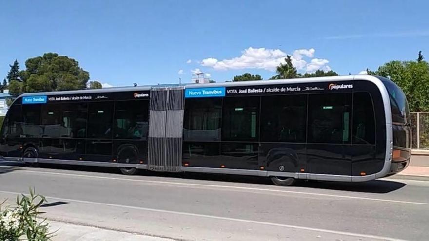 Presentación del nuevo modelo de transporte urbano que se pondrá en marcha en Murcia, conocido por tranvibús.