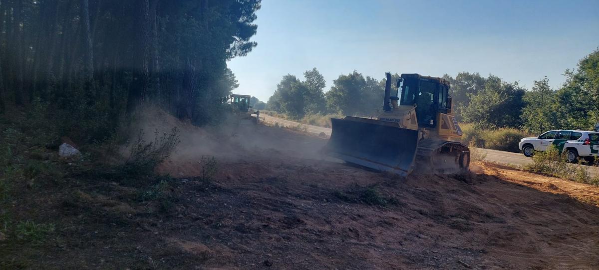 Agricultores y ganaderos acudieron desde el primer momento a la zona del incendio con sus tractores para colaborar en las tareas de extinción y contención.