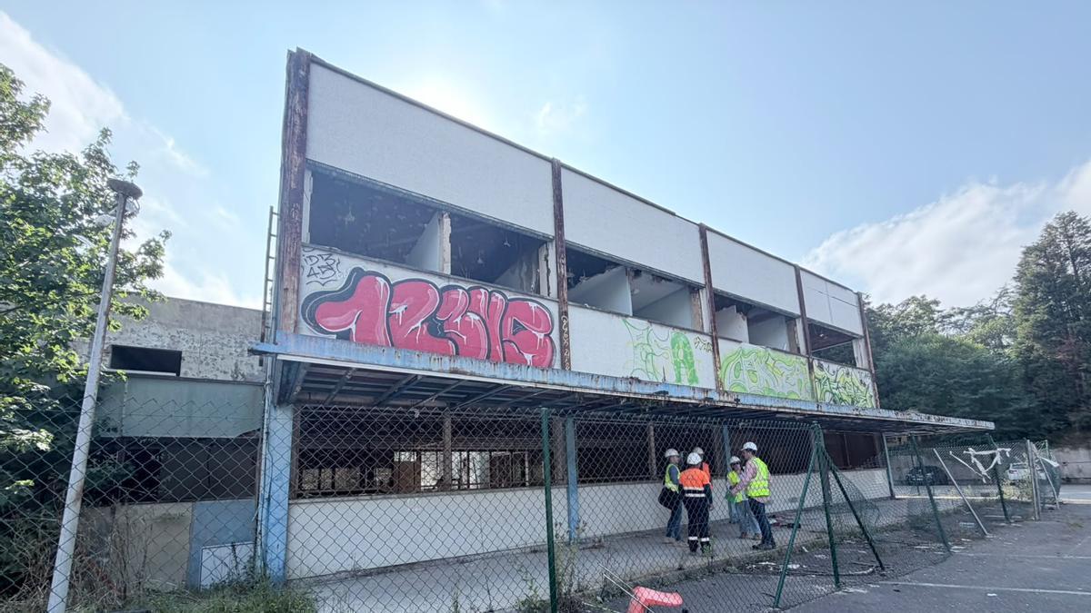 Funcionarios del Principado, trabajadores de Tragsatec y de Hercal Diggers en el viejo HUCA.