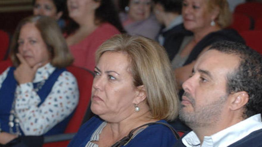 Los padres de Iván, Geli Rodríguez y Rafael Robaina, ayer durante el homenaje en Humanidades. i  QUESADA