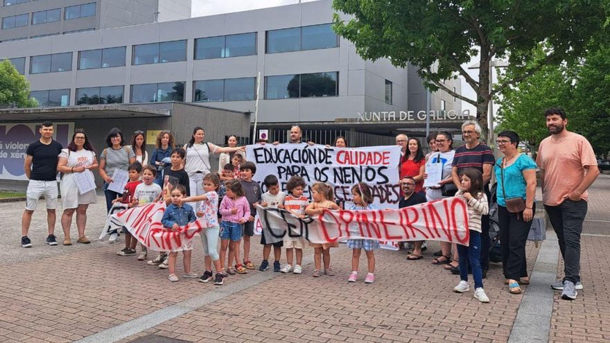 La delegación del colegio llevó pancartas reivindicativas a la Delegación Territorial. | Cedida
