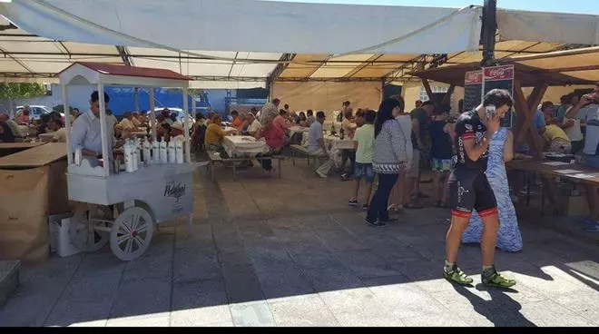 Un intenso fin de semana de gastronomía y fútbol en Vilalonga con su “larpeirada celeste”