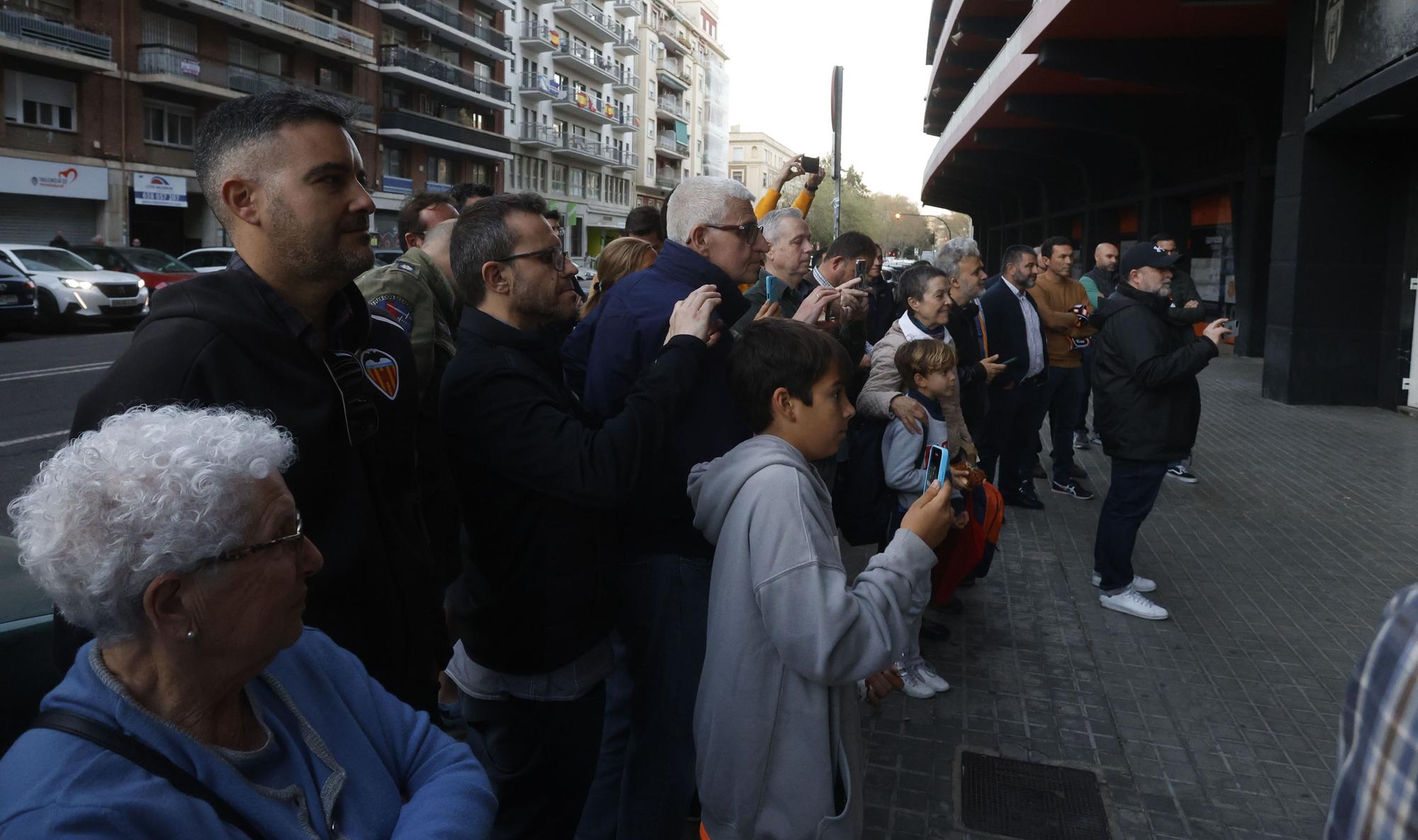 Homenaje al gol de Forment en la puerta de Mestalla