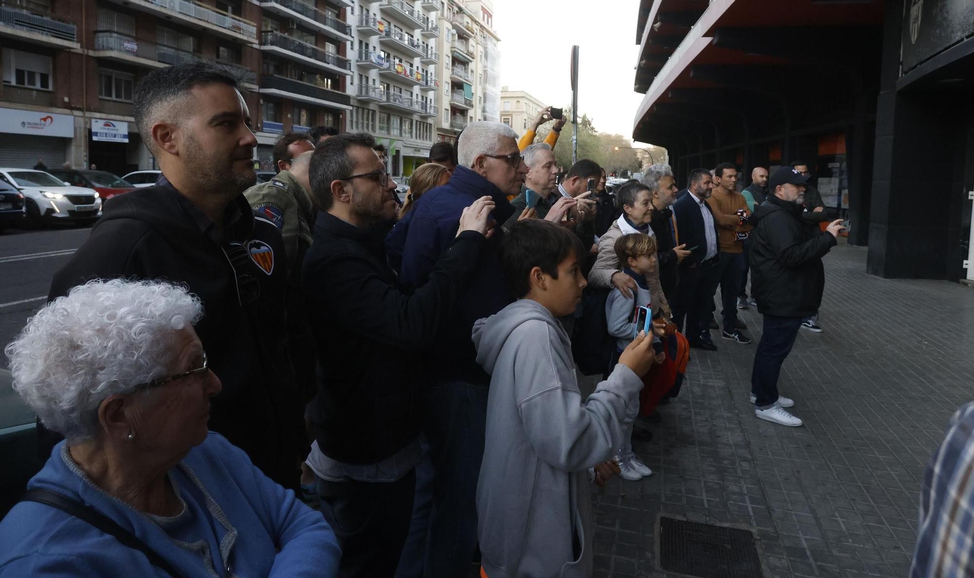 Homenaje al gol de Forment en la puerta de Mestalla