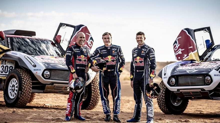 Carlos Sainz, en el centro, junto a Stéphane Peterhansel y Cyril Despres. // Mini