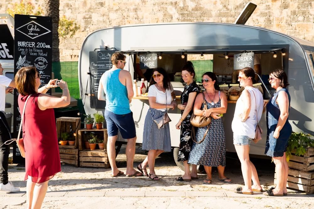 Van Van Market, música y gastronomía en el Parc de la Mar