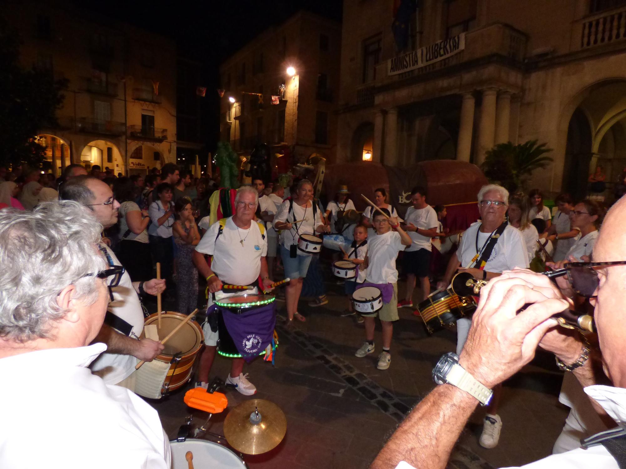 La desfilada de bestiari popular omple els carrers de Figueres