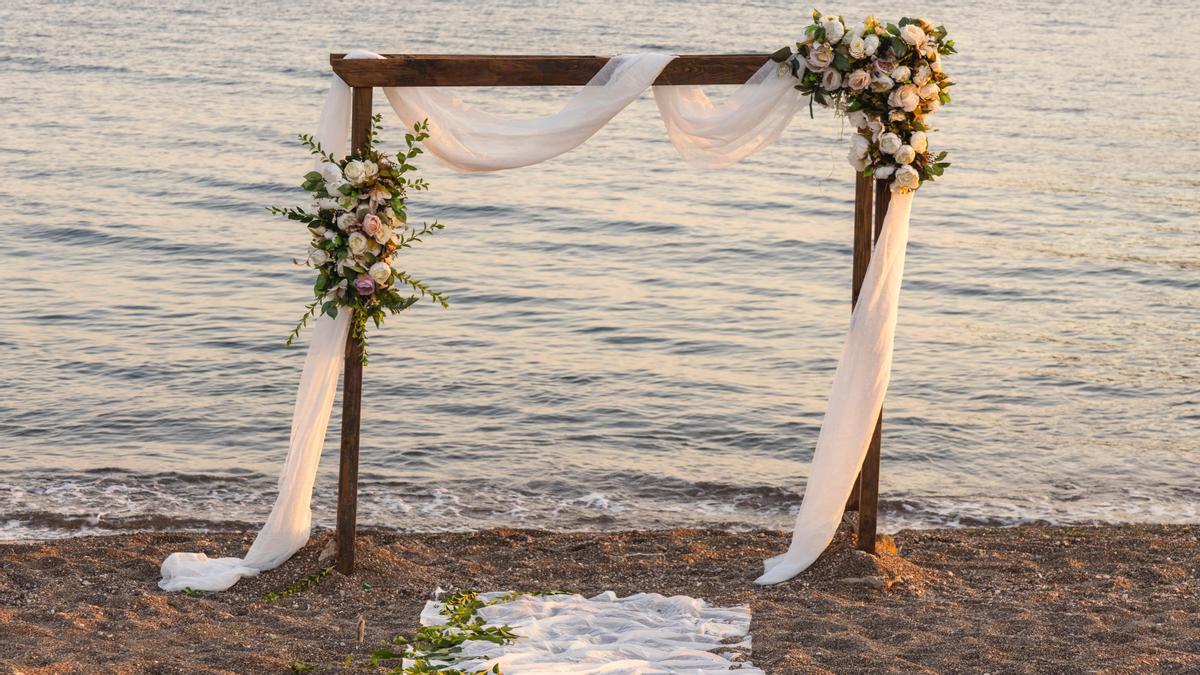 Imagen de archivo de los preparativos de una boda en la playa