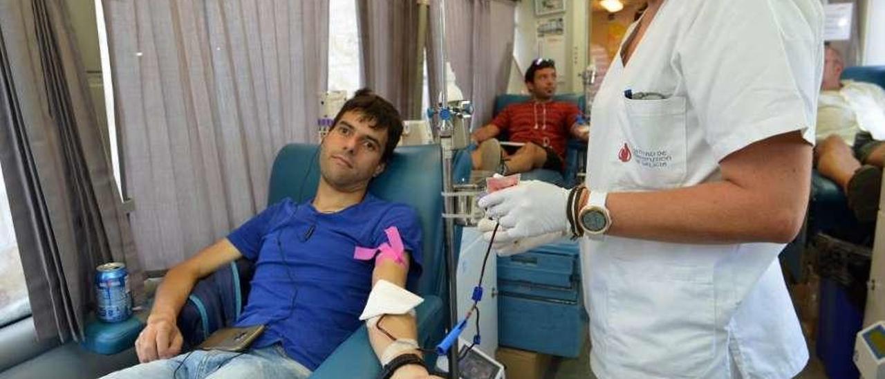 Un joven dona sangre en una unidad móvil en A Peregrina. // Gustavo Santos