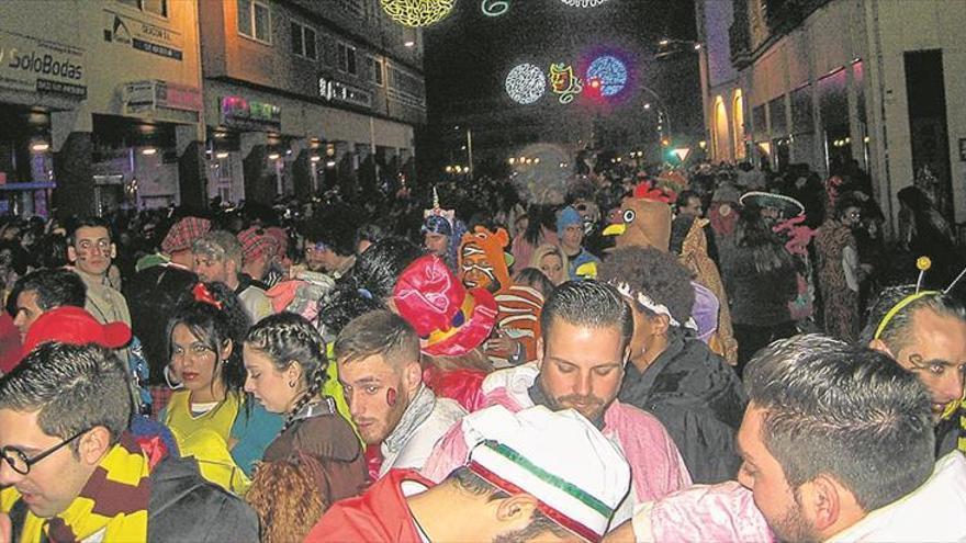 El carnaval de calle echa en falta la música