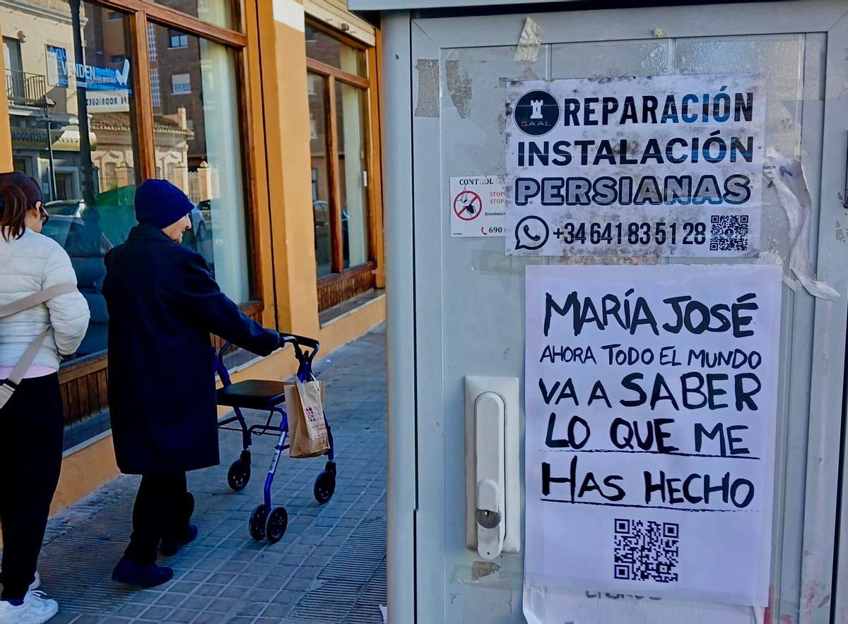 Cartel pegado por Compromís