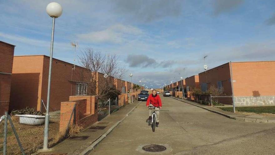 Un vecino de Santa Cristina circula en bici, ayer, en el barrio de la carretera de Arcos.