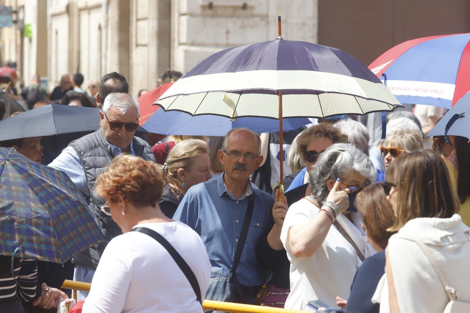 Comienza el Besamanos a la virgen pese al mal tiempo