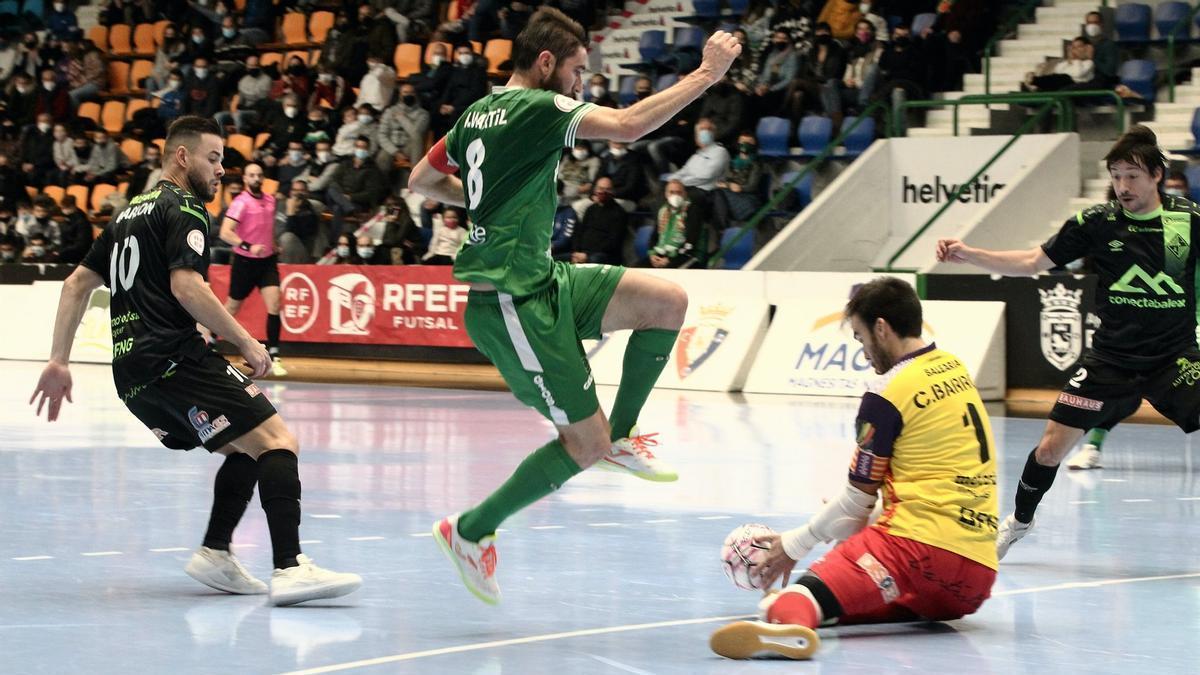 Carlos Barrón, portero del Palma Futsal, detiene le balón en un ataque de Osasuna Magna