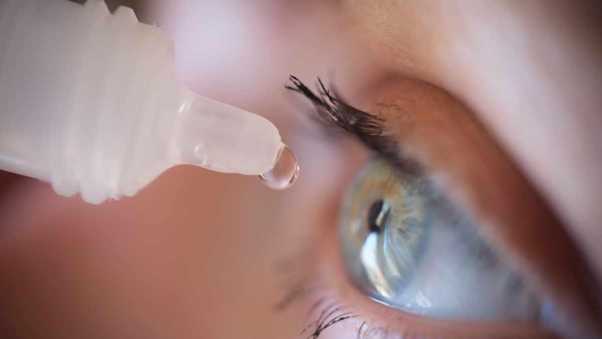 Imagen de una persona echándose gotas hidratantes en los ojos.
