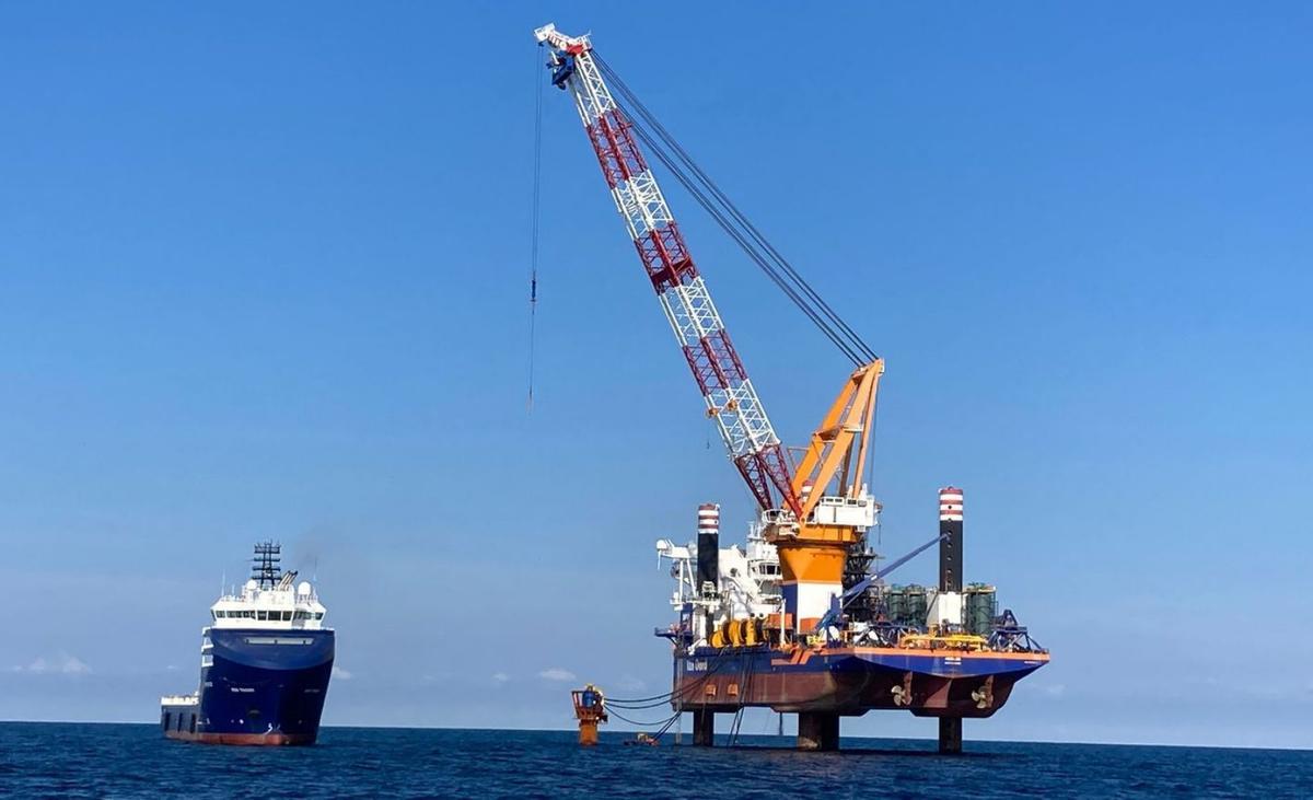 Operación en alta mar para la colocación de uno de los pilares del parque eólico fabricado en Avilés.