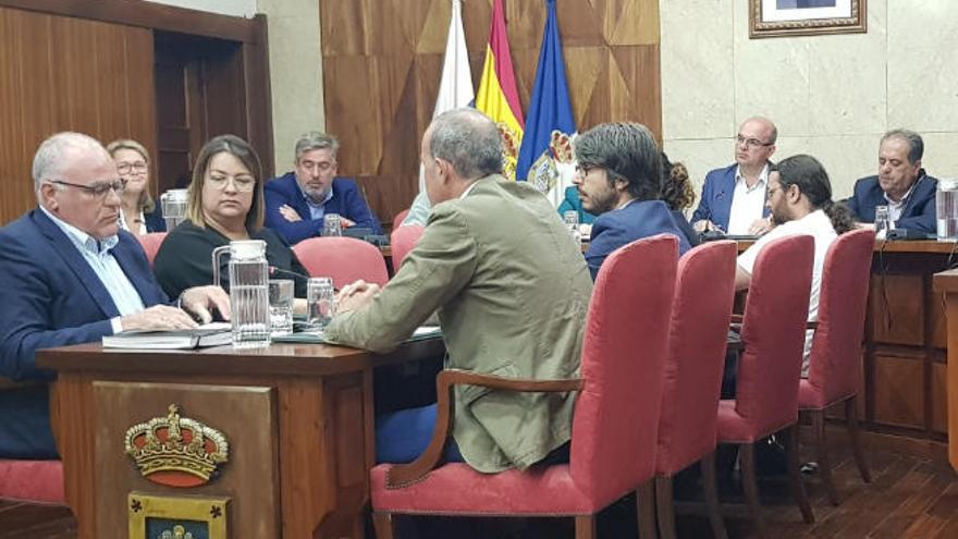 Gobierno insular y oposición discrepan sobre la agilidad del Cabildo para llevar a cabo las inversiones.