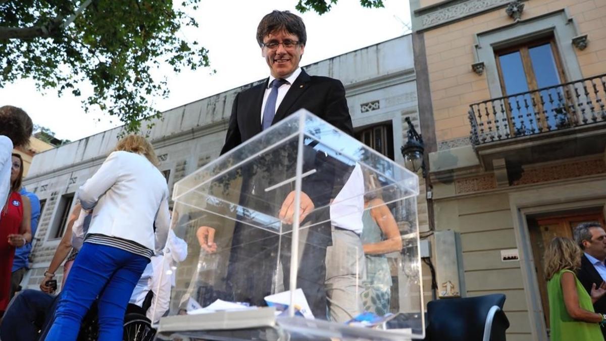 El presidente de la Generalitat, Carles Puigdemont, en el acto del PDECat de este martes por la tarde, en Barcelona.