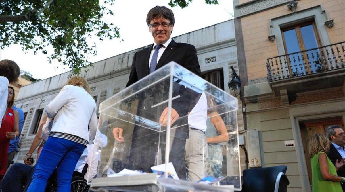 El presidente de la Generalitat, Carles Puigdemont, en un acto del PDECat en Barcelona.