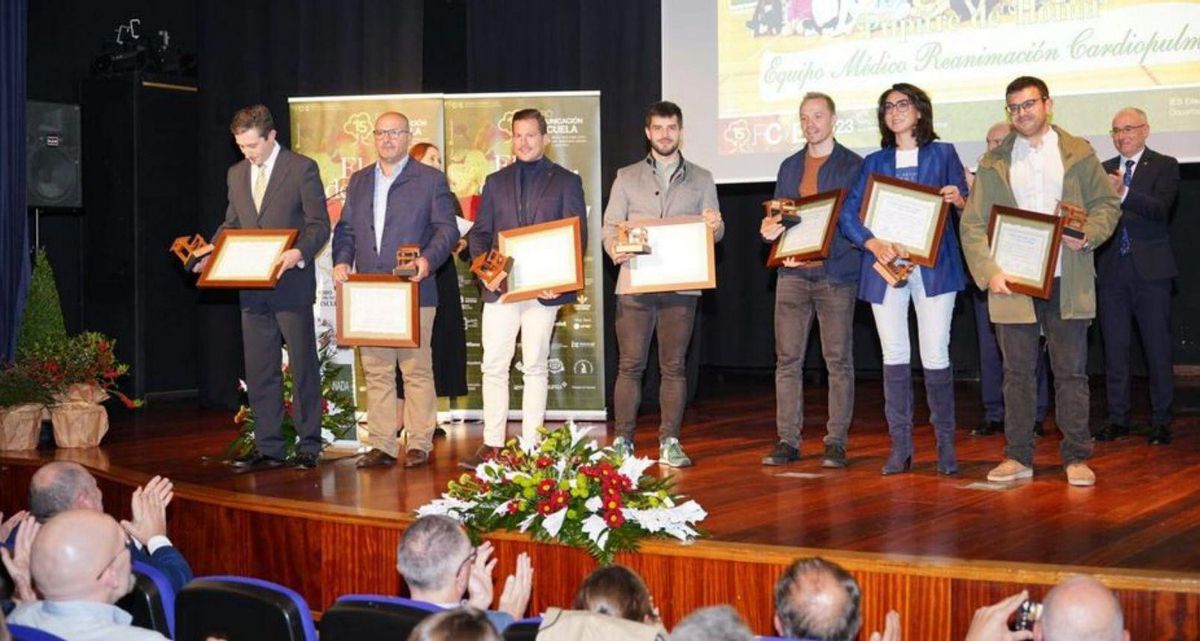 Por la izquierda, los médicos José Antonio Gonzalo, Rodrigo Albillos, Salvador Balboa, Emilio García, Tomás Savlik, Estefanía Salgado y Salvador Villagordo recogen el pupitre de honor. | A. D. L. T.