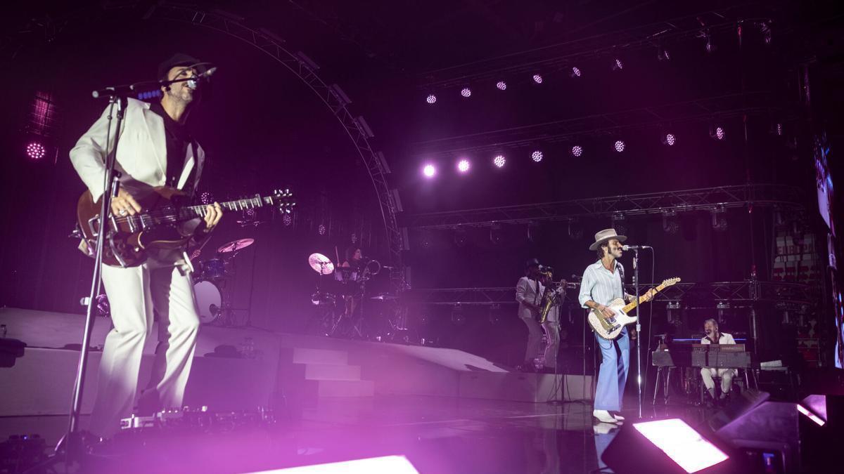 Juancho Conejo canta junto a Leiva en el concierto de las Fiestas del Pilar del año pasado