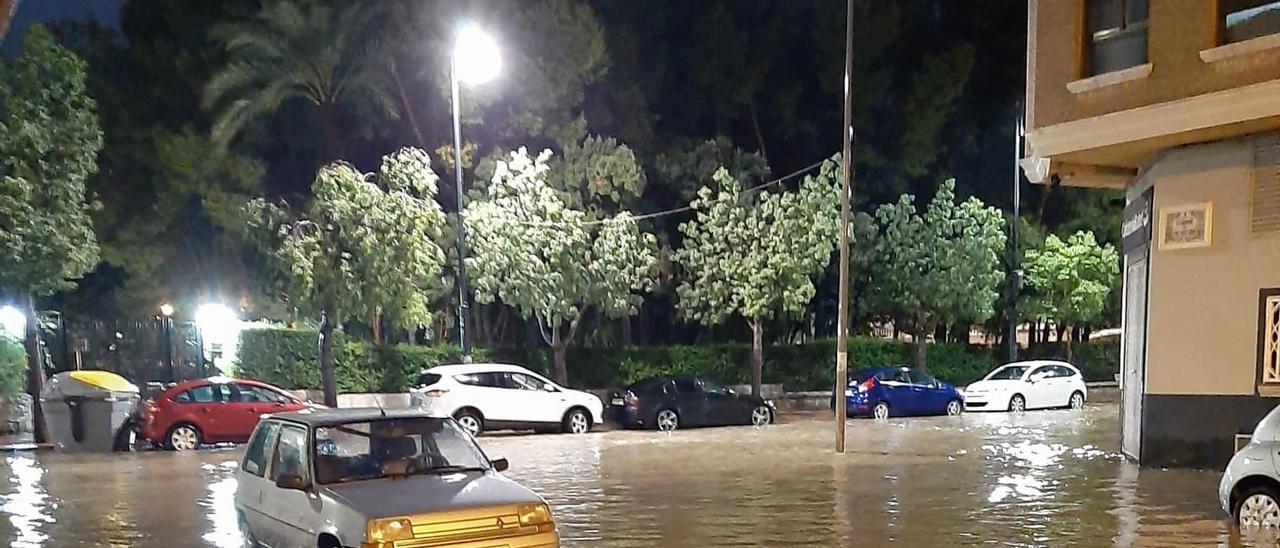 Una calle de Alzira, totalmente anegada