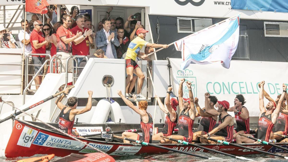 Los tripulantes de Cabo de Cruz festejan su victoria en la Liga Gallega. | LIGA LGT