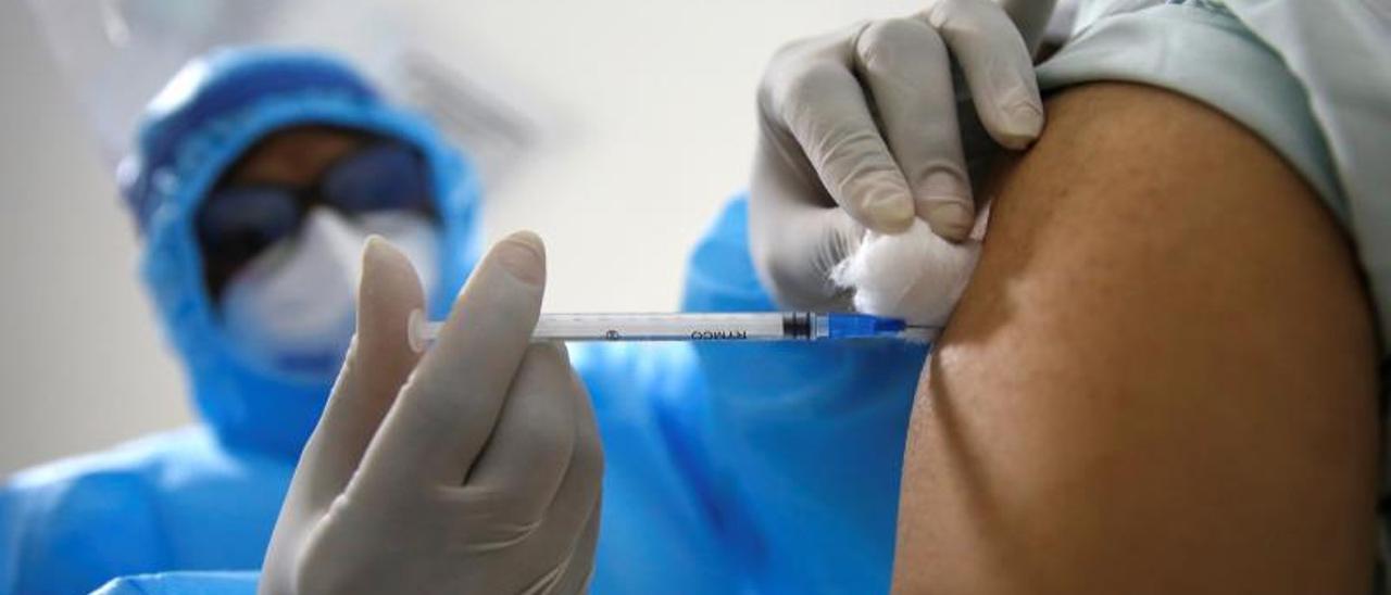 Un centenar de funcionarios e invitados fueron vacunados en secreto en Perú