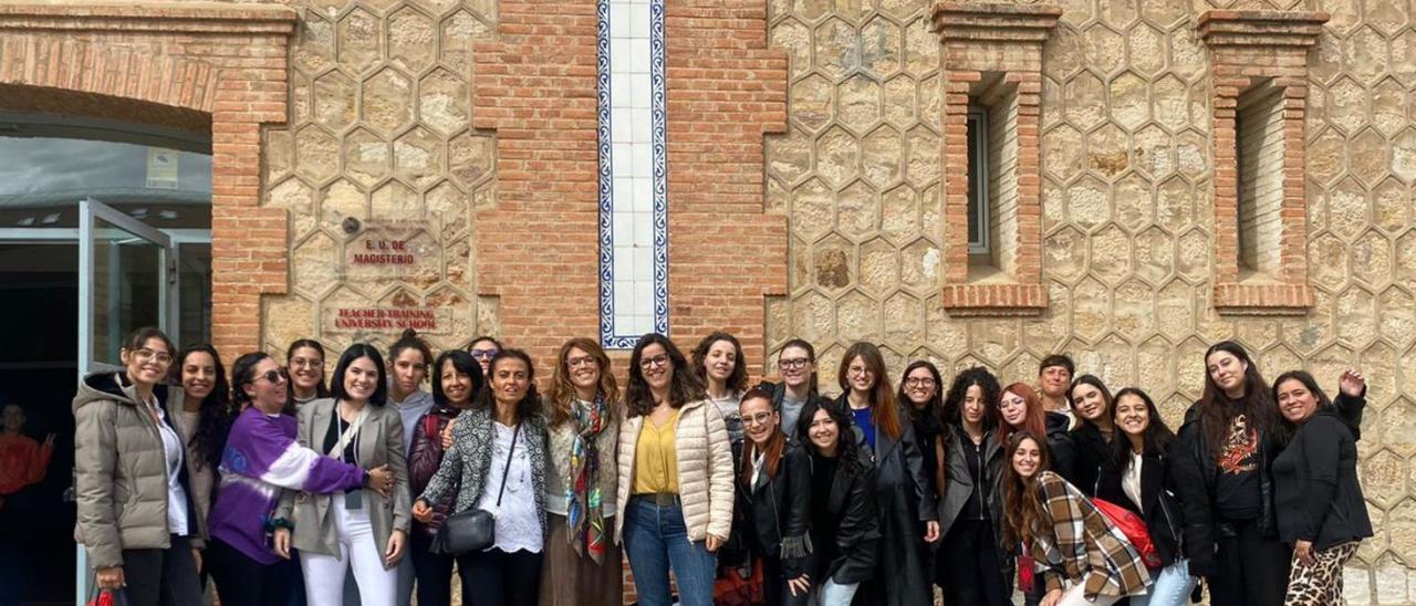 Las 25 participantes del Erasmus BIP, con las tres profesoras, en el Campus Viriato de Zamora. | Cedida
