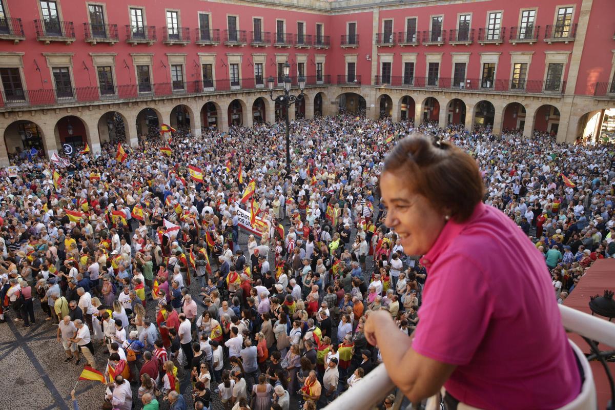 En imágenes: así fue la masiva manifestación en Gijón de apoyo a Ceuta en la plaza Mayor