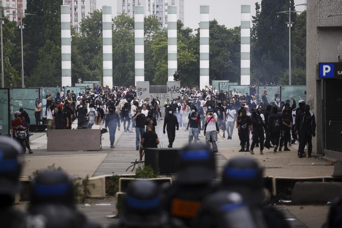 Mounia, la madre de Nahel encabeza una marcha blanca en Nanterre. La familia del joven fallecido ha convocado una marcha blanca en su memoria.