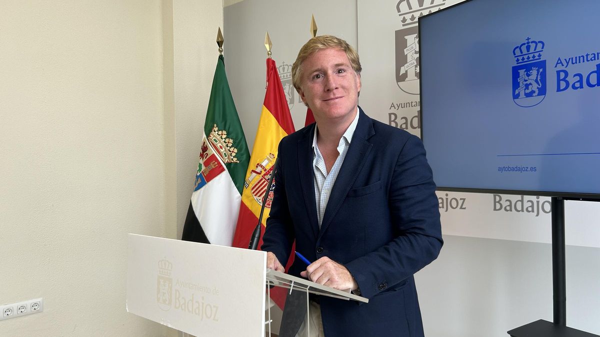 El alcalde, en la rueda de prensa en la que anunció los 8 millones para la piscina de la margen derecha.