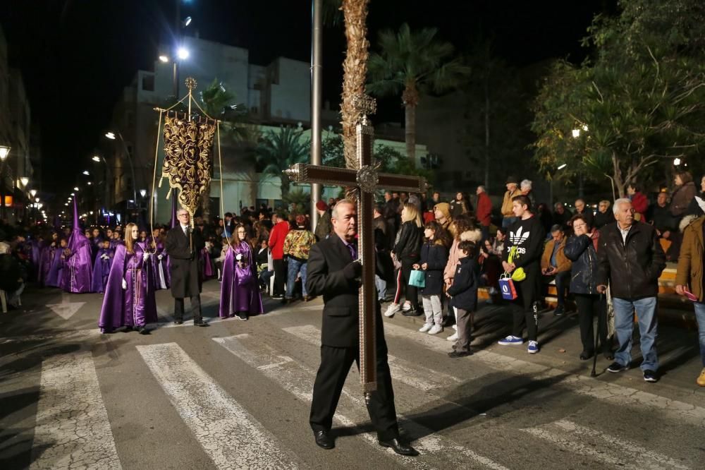 Miles de personas contemplaron el paso de las imágenes de las seis cofradías que participan en Lunes Santo