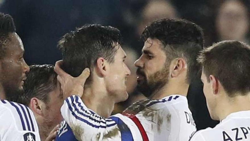 Jugada en la que Diego Costa intentó morder a Barry. // Phil Noble