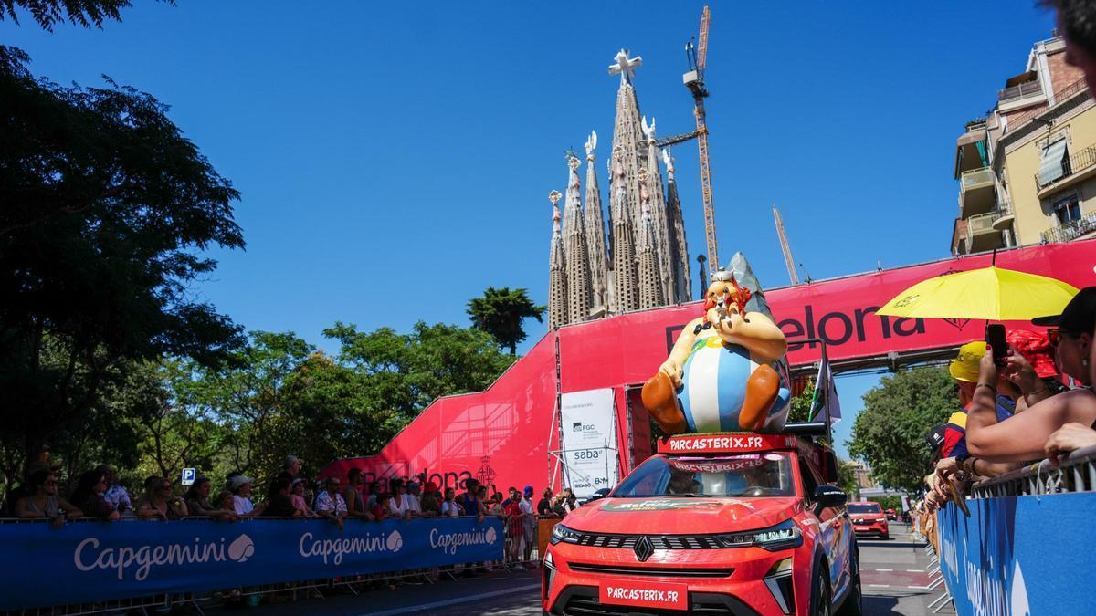 El pas de la caravana del Tour per davant de la Sagrada Família