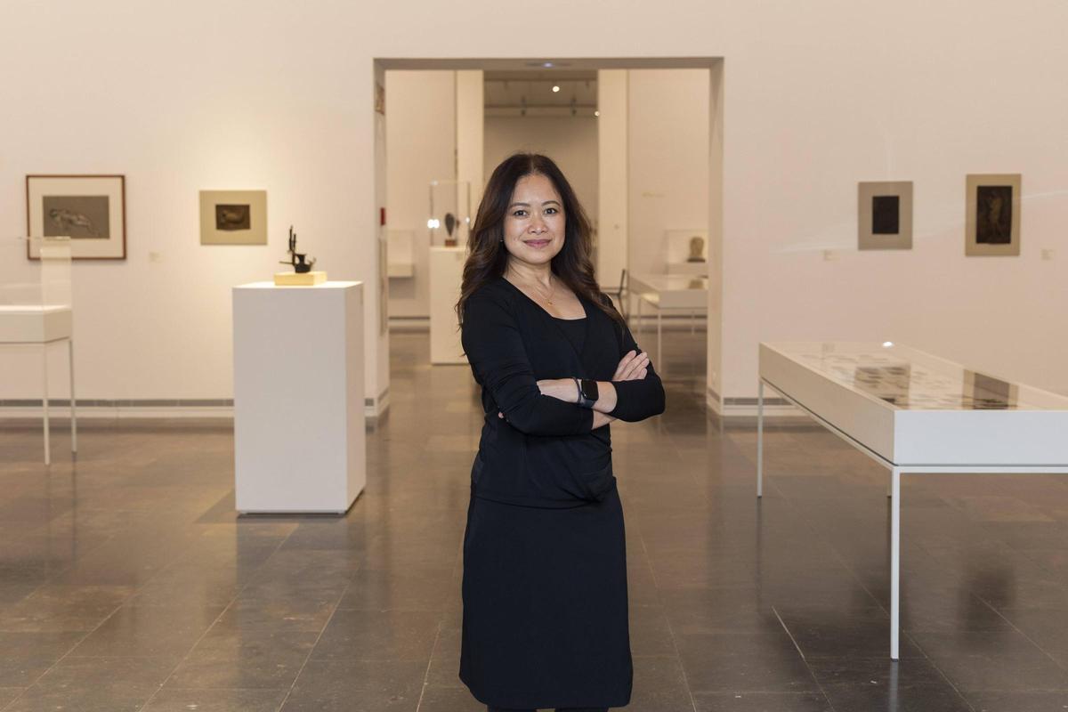 Kristine Guzmán, directora adjunta del IVAM, en la sala Julio González del museo.