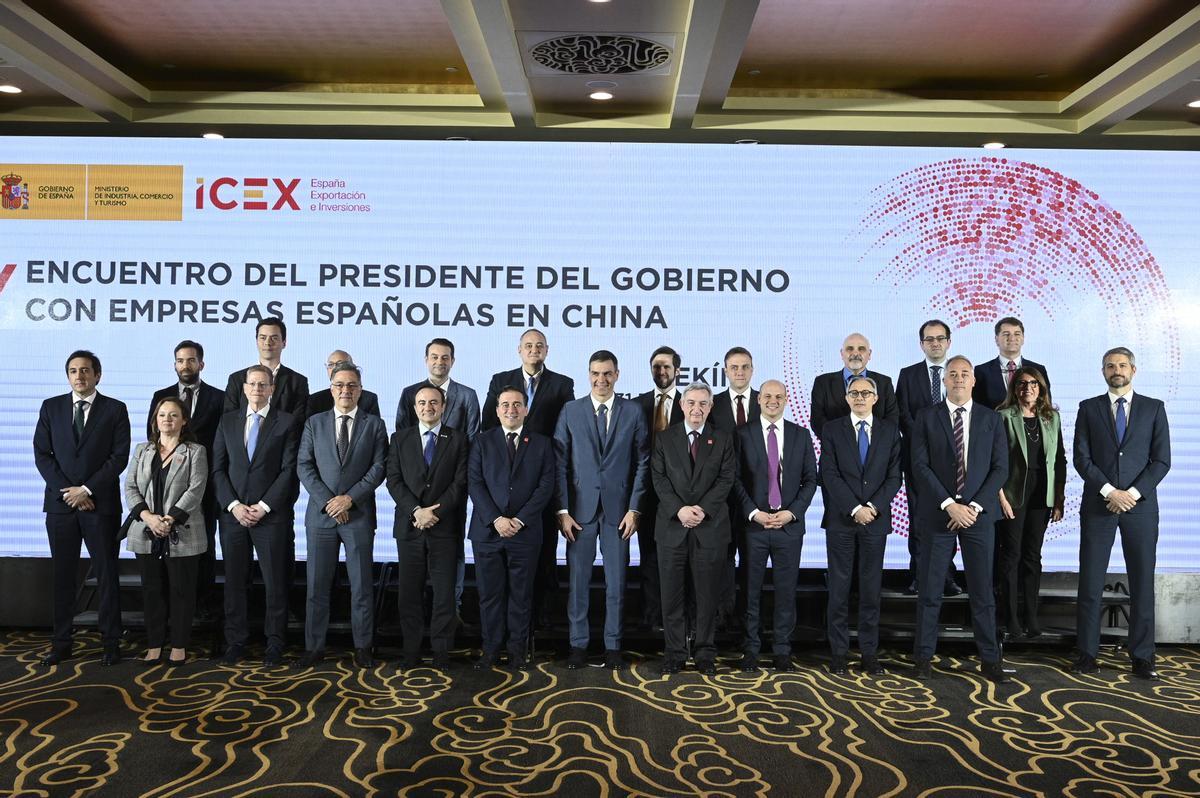 El presidente del Gobierno, Pedro Sánchez (c) durante su encuentro con un grupo de empresarios españoles afincados en China este viernes en Pekín en el marco de su visita oficial a China.