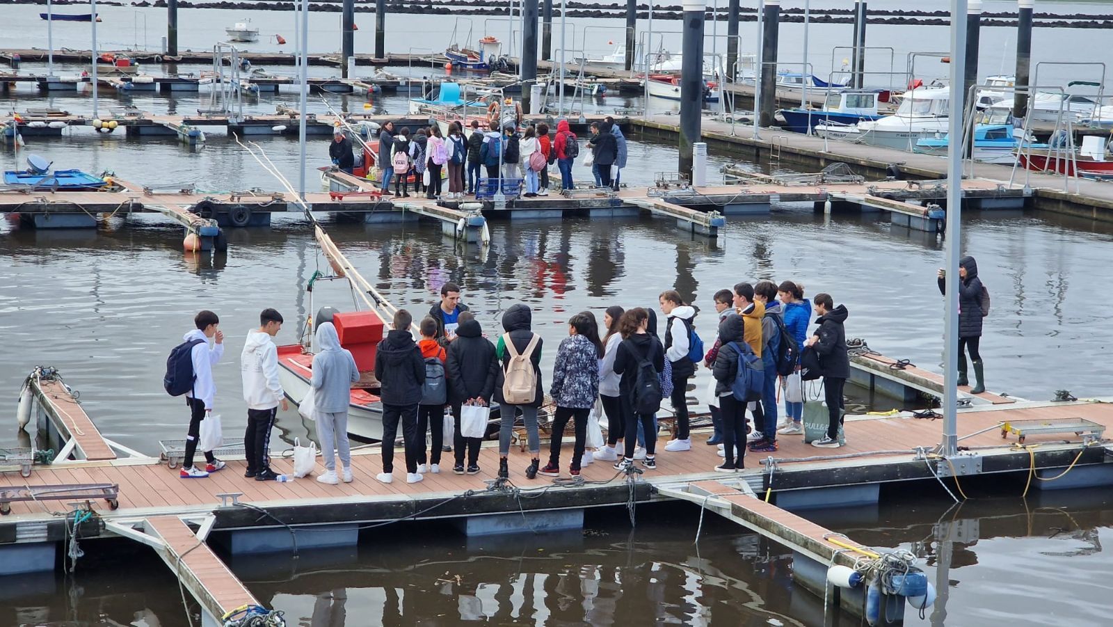 Así es el día a día en el puerto y la lonja de O Testal (Noia), donde cada vez se dan cita más mariscadores arousanos.