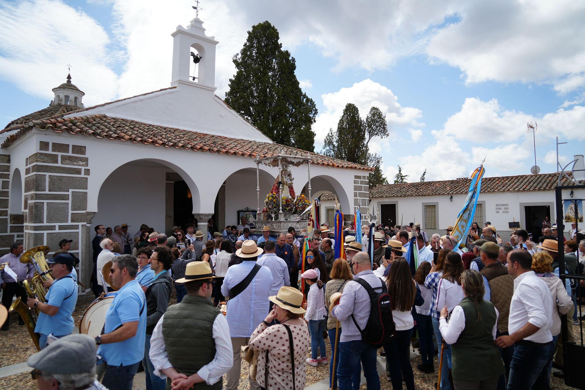 Multitudinario recibimiento a la Virgen de Luna en Villanueva